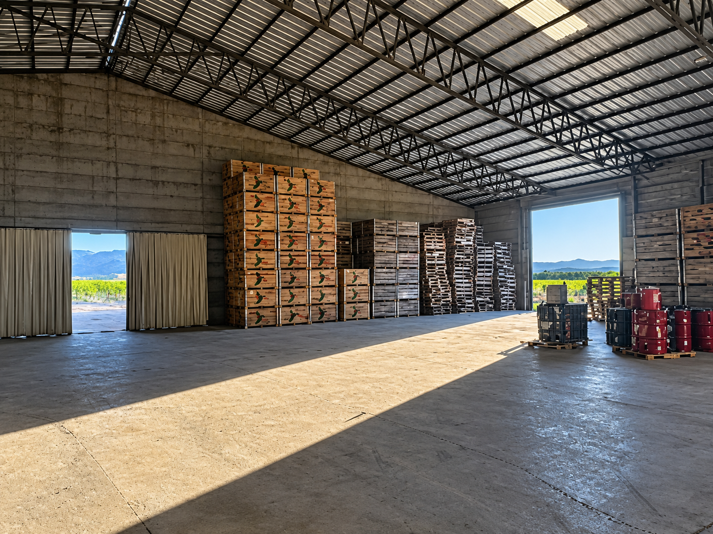 Interior de bodega con cajas apiladas